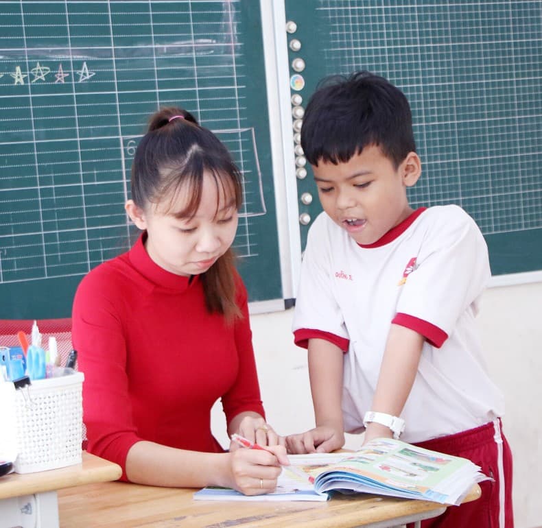 Cô Phạm Thị Cẩm Tú